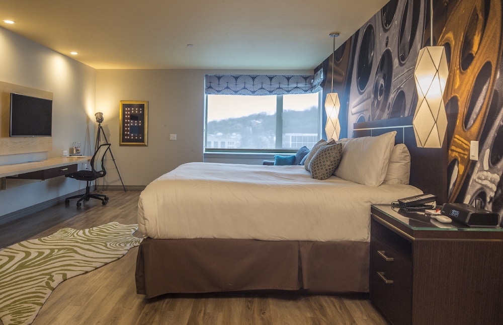 Suite, 1 King Bed photo 1