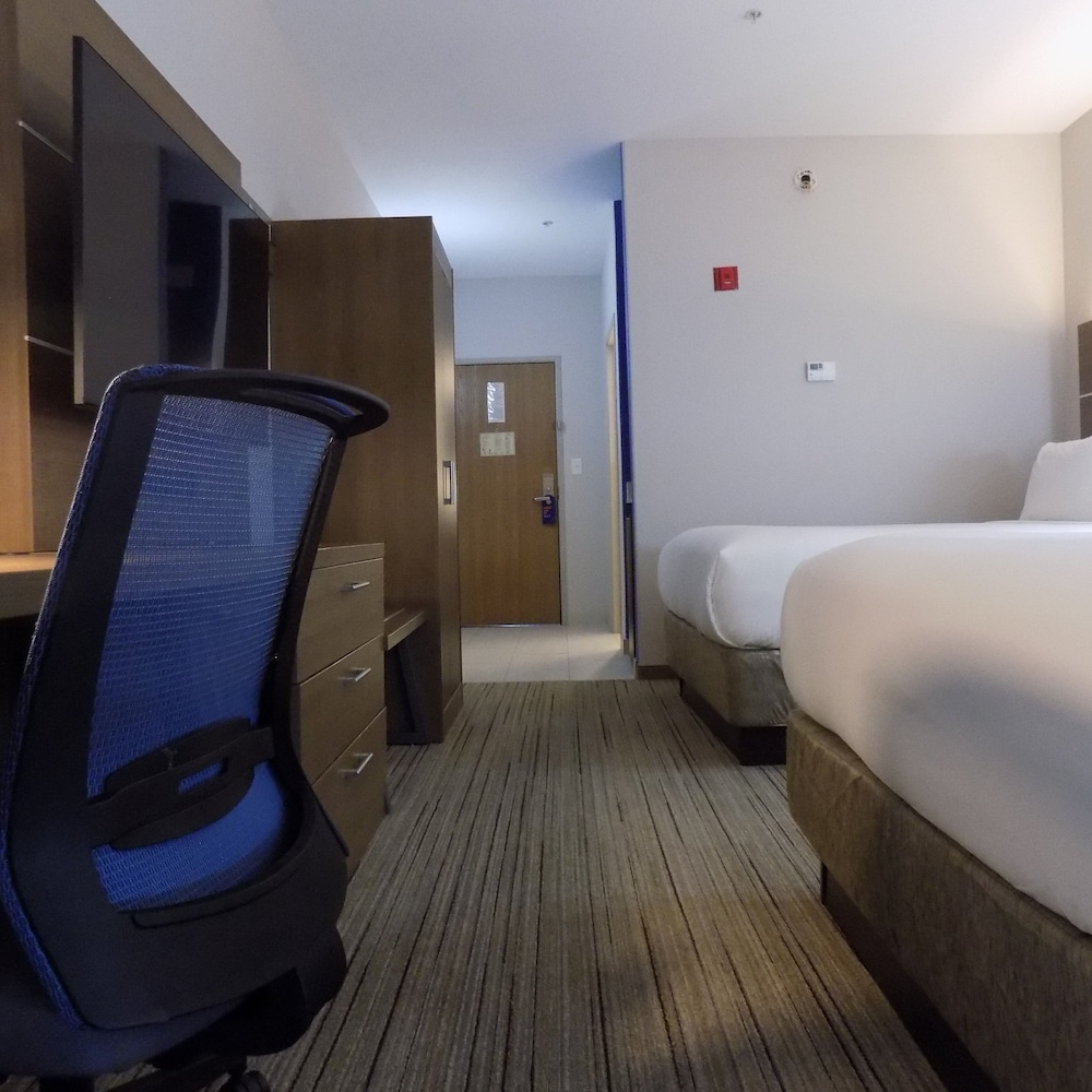 Standard Room, 2 Queen Beds - Photo 5