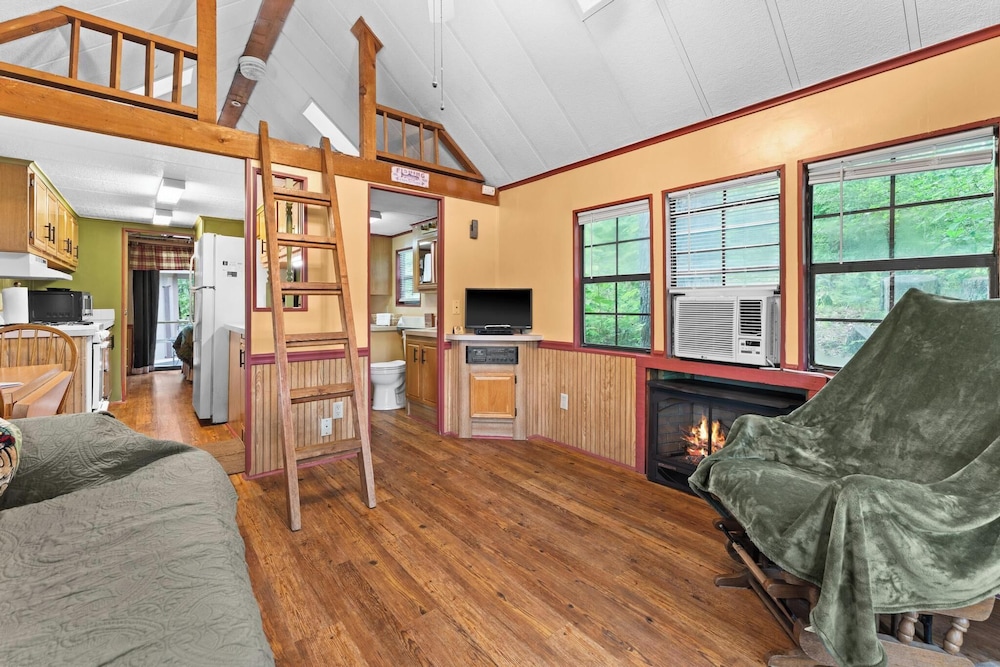 Waterfall Retreat- Cozy Cabin