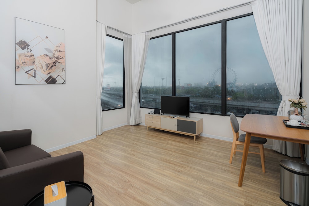 Deluxe Suite, Multiple Beds, Non Smoking, Poolside (Living Room) photo 3