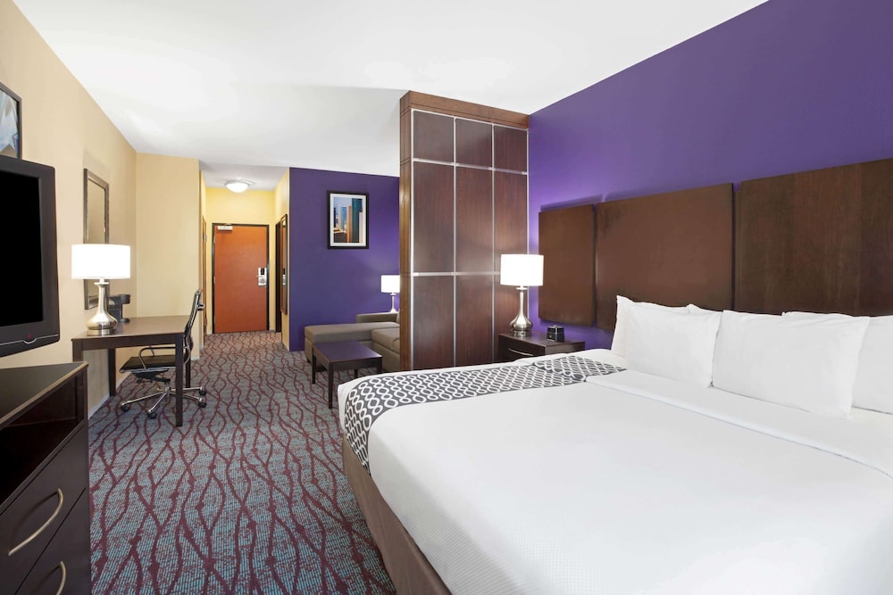 Deluxe Room, 1 King Bed, Accessible, Smoking (Hearing Accessible, Grab Bars in Tub) - Photo 3