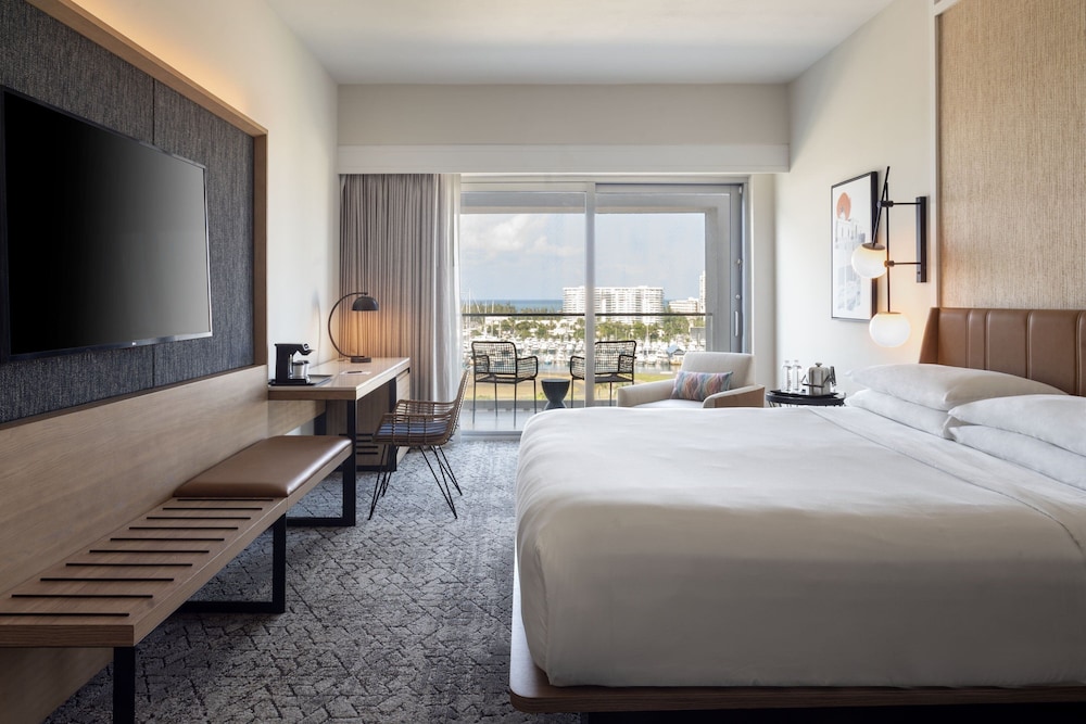 Deluxe Room, 1 King Bed, Balcony, Bay View - Photo 1