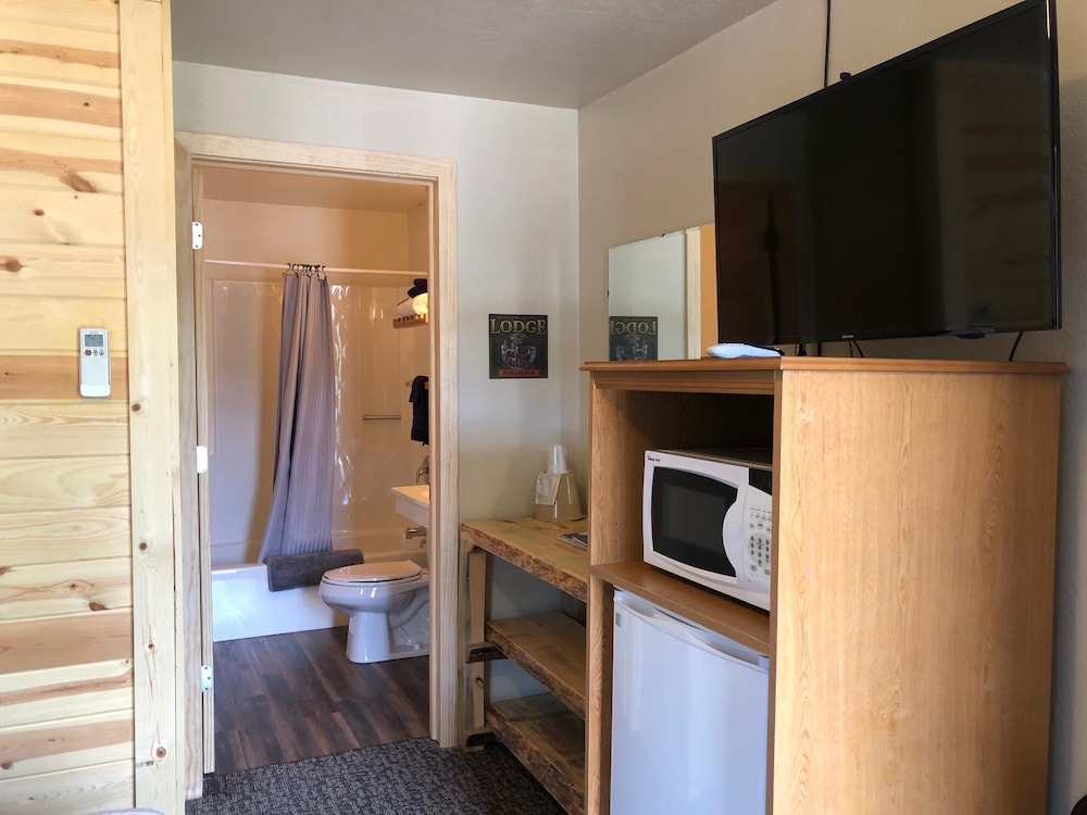 Classic Single Room, 1 Queen Bed, Refrigerator & Microwave, Hill View photo 2