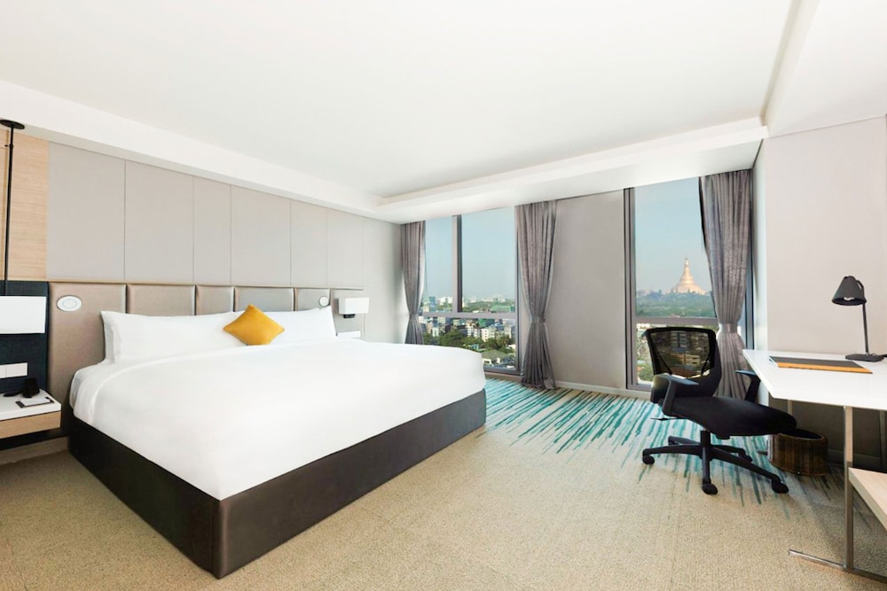 Deluxe King Room with Pagoda View - Photo 2