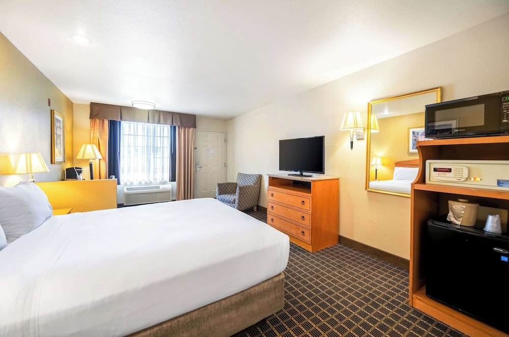 Suite, 1 Queen Bed, Non Smoking, Jetted Tub - Photo 2