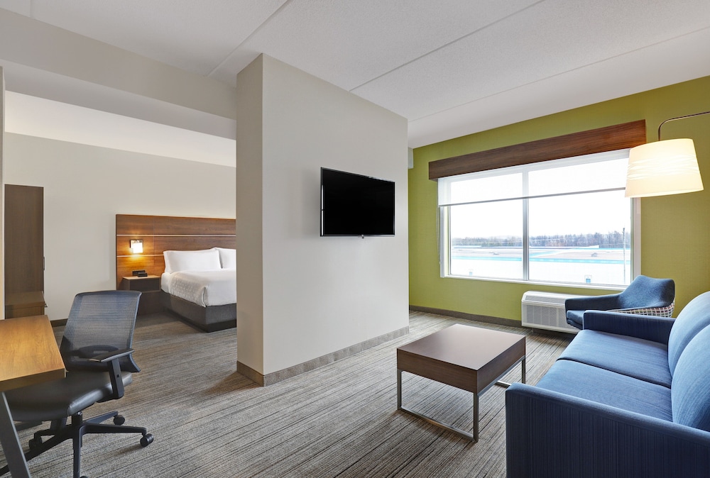 Suite, 1 King Bed - Photo 4