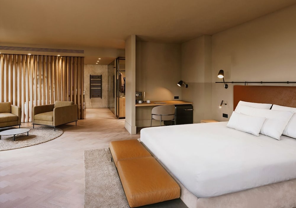 Junior Suite, Corner