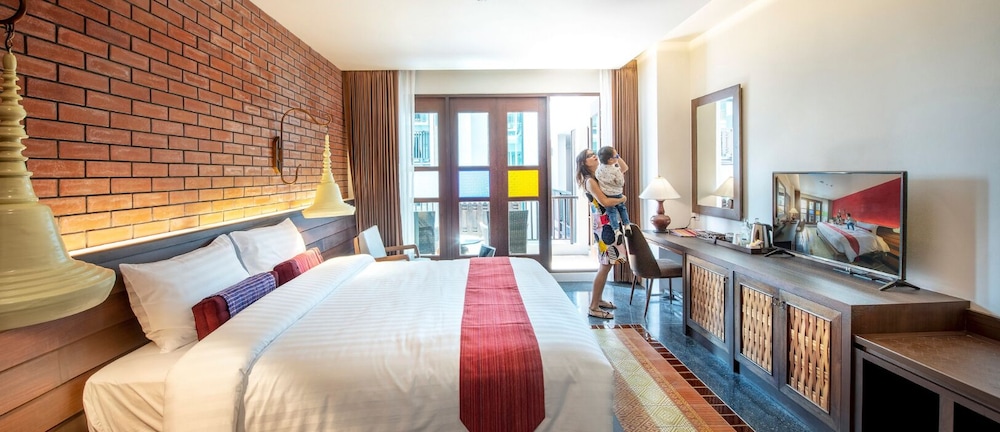 Superior Room, 1 King Bed, Pool View - Photo 1