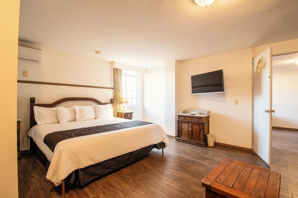 Superior Suite, 1 King Bed, Patio, City View