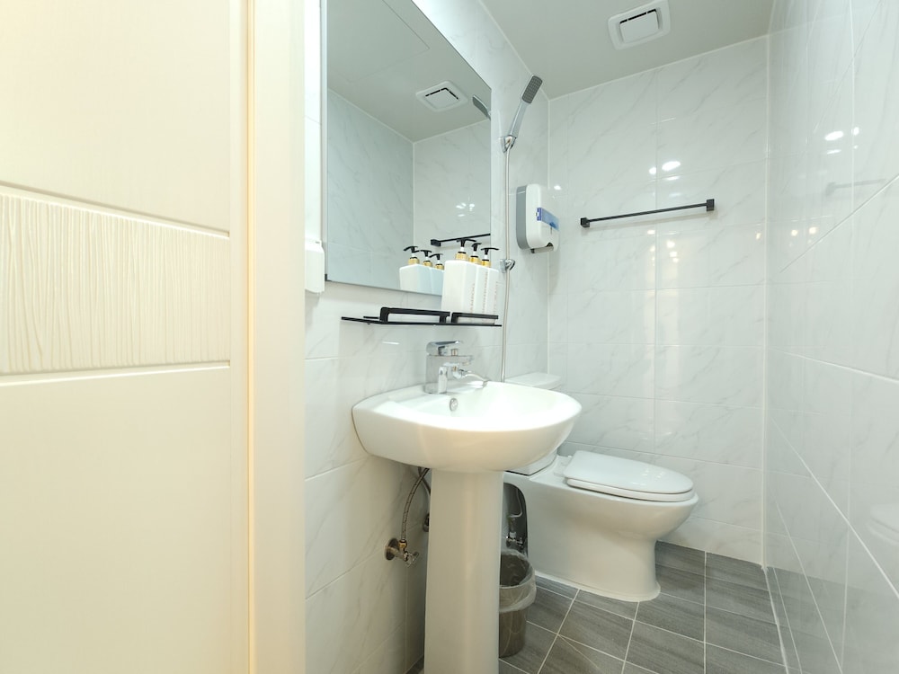Twin Room - Photo 12