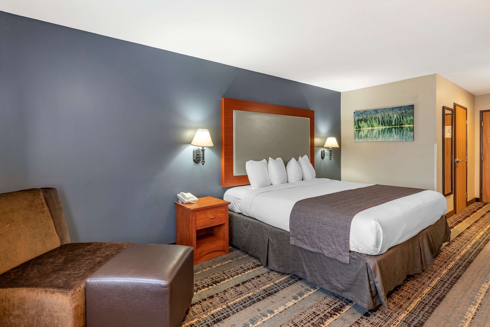 Standard Room, 1 King Bed, Accessible, Bathtub photo 3