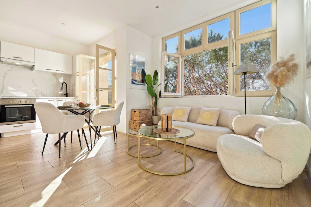 Comfort Apartment, Balcony, City View