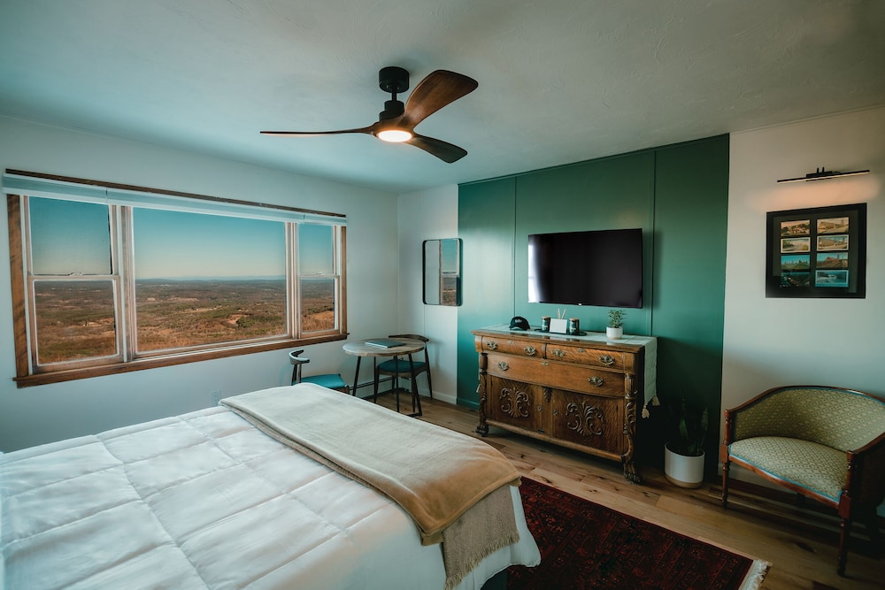 Signature Double Room, Mountain View photo 3