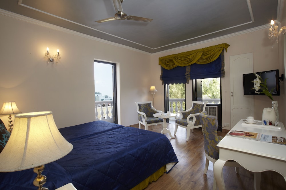 Superior Room with Airport Pickup - Photo 10