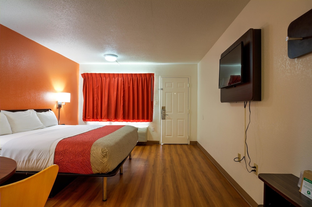 Standard Single Room, 1 King Bed photo 2