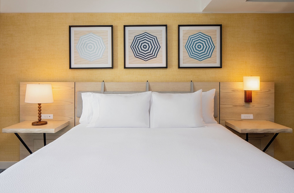 Suite, 1 King Bed, Balcony - Photo 4