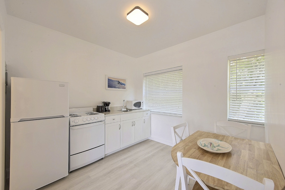 Junior Suite, 1 Queen Bed, Kitchen - Photo 4
