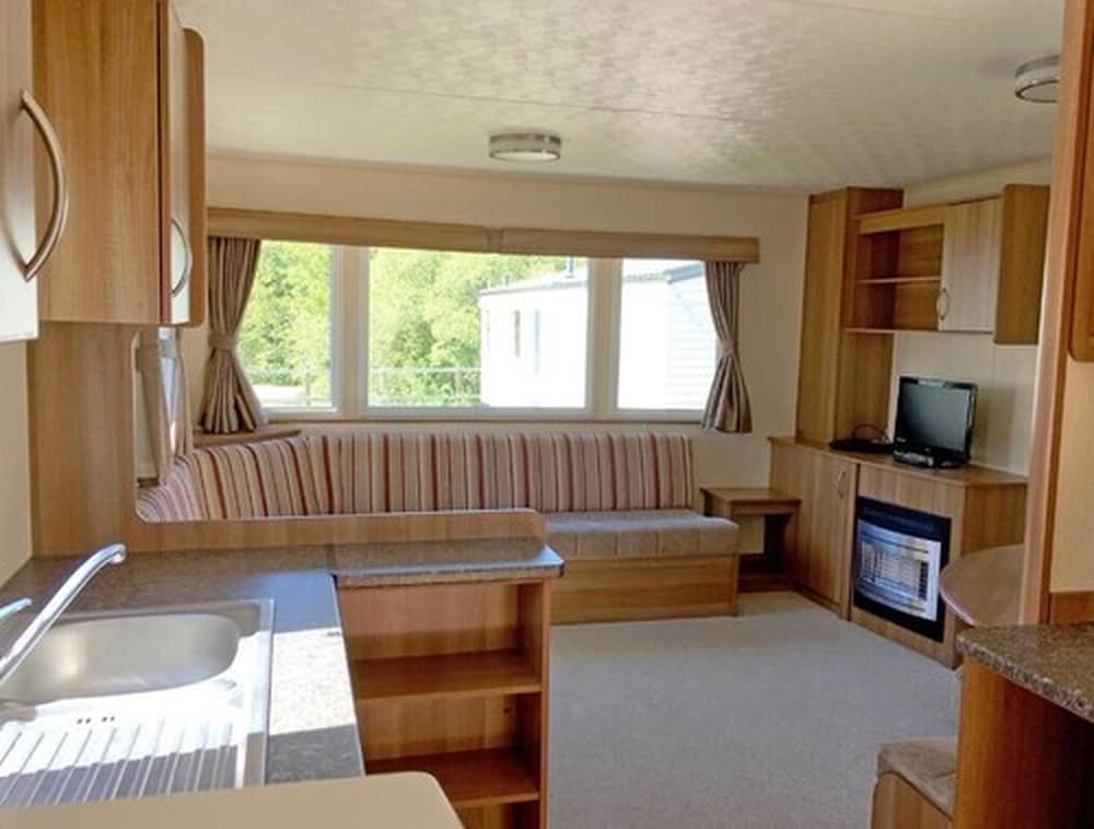 6 Berth Comfort Caravan 3 bed, Pet free