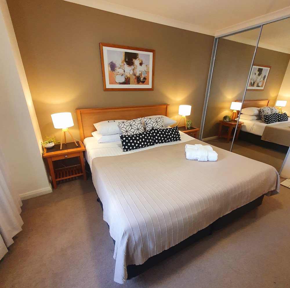 City Studio Suite, 1 King Bed, Pool Access photo 1