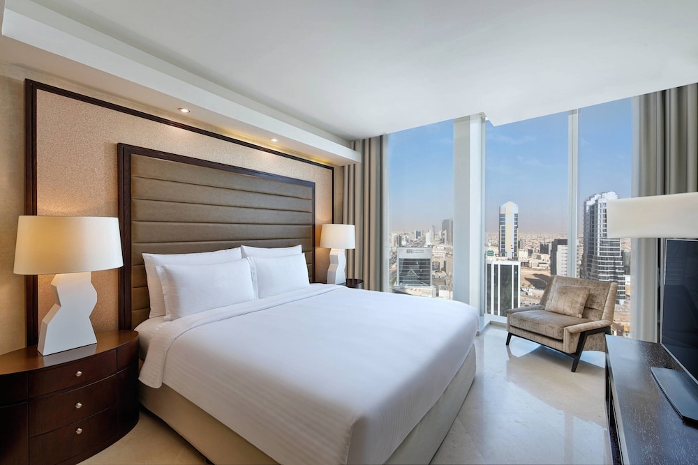 Executive Suite, 1 Bedroom - Photo 1