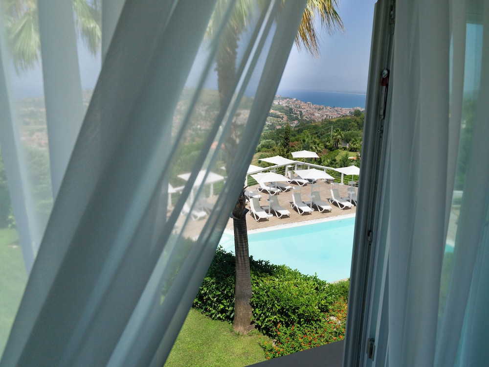 Standard Double or Twin Room, Sea View (2) photo 3