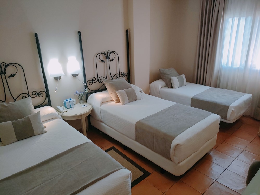 Habitación Triple (2 Adultos + 1 Niño)