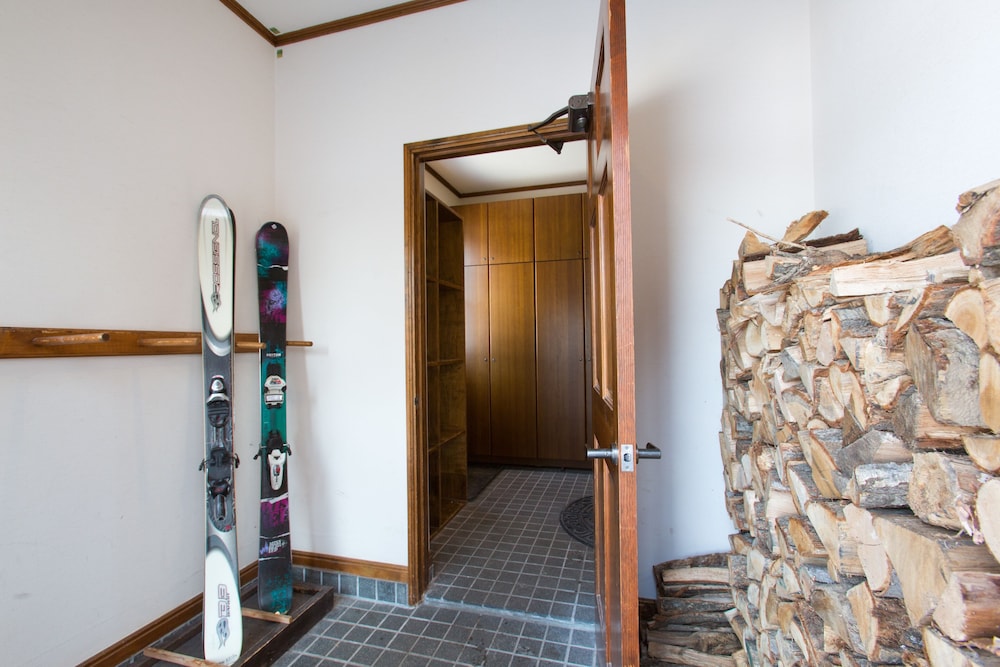 Villa [4 Bedrooms & Kitchen] (Snowgum) photo 3