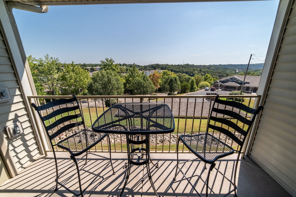 Honeymoon Suite, 1 Bedroom, Jetted Tub, Resort View photo 3
