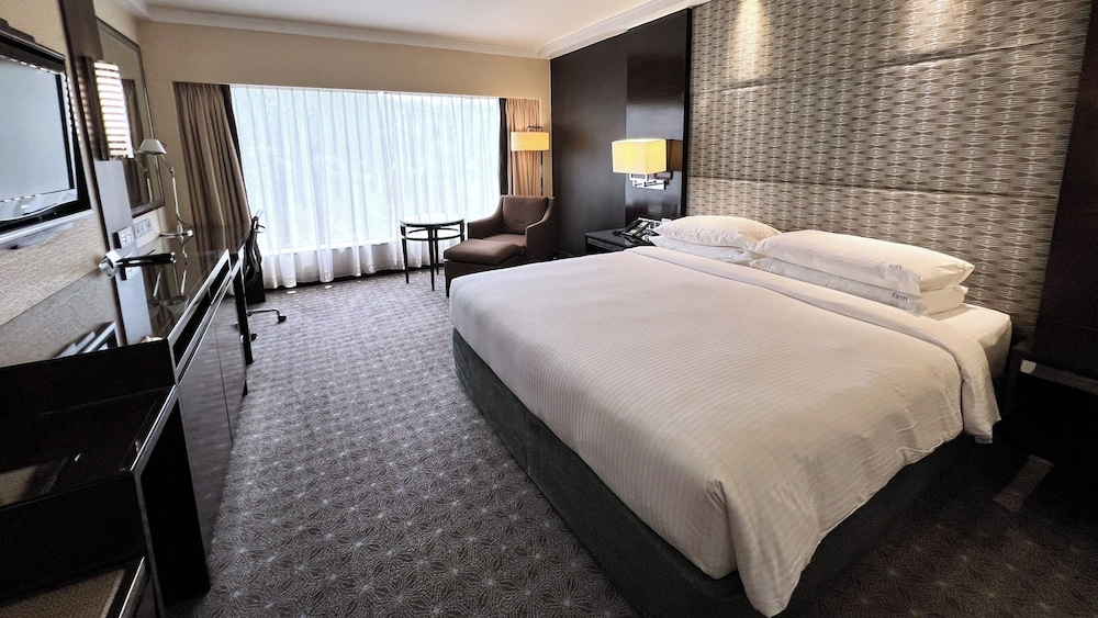 Suite, 1 King Bed thumbnail 5