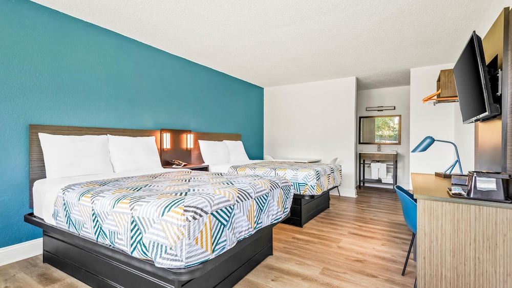 Deluxe Room, 2 Double Beds, Non Smoking, Refrigerator & Microwave photo 2