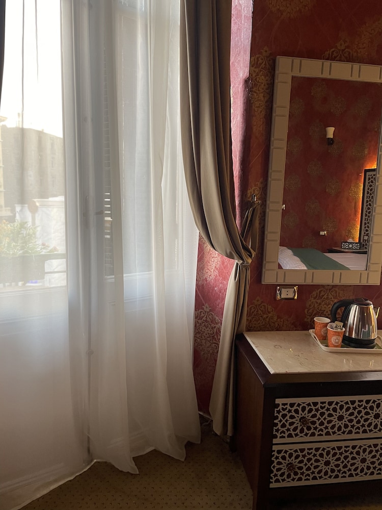 Royal Room thumbnail 5