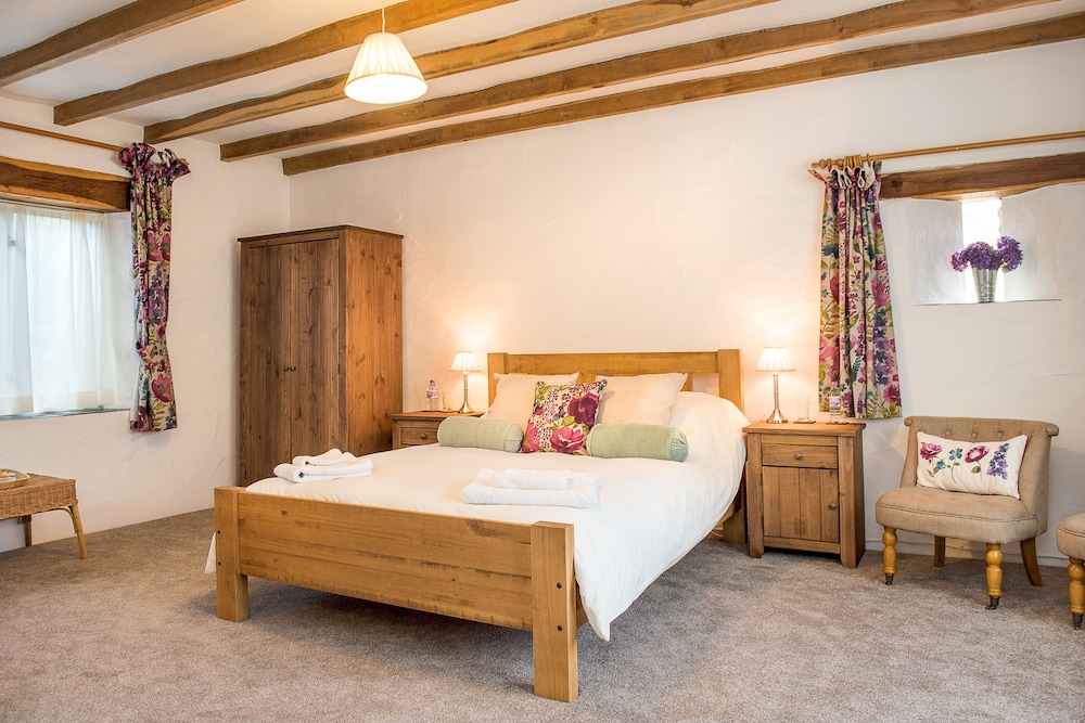 Classic Double Room, 1 King Bed (Coombe Farm - Hare's Hideout) photo 1