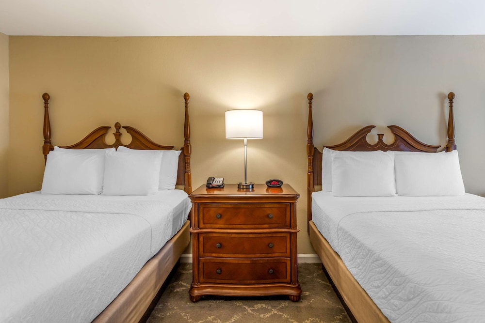 Standard Room, 2 Queen Beds, Non Smoking, Refrigerator & Microwave photo 3