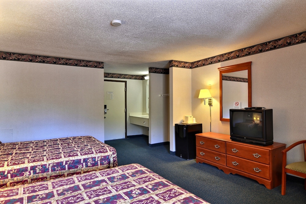 Standard Room, 2 Queen Beds, Smoking - Photo 1