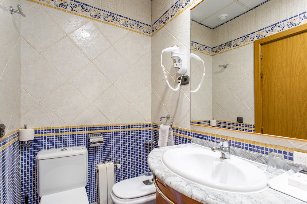 Double or Twin Room (Interior) - Photo 9