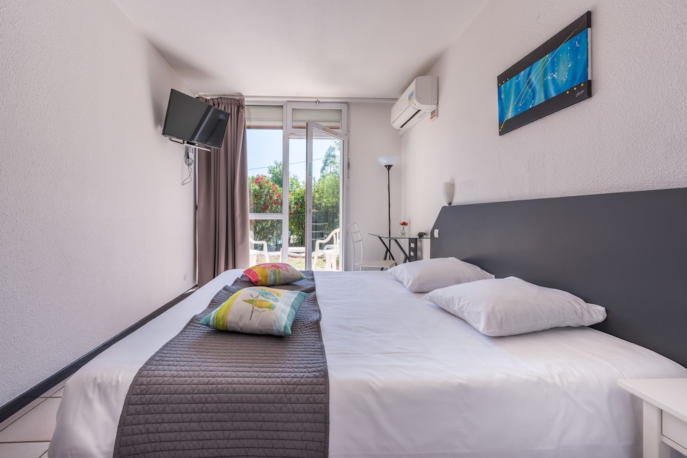 Double or Twin Room, 1 Queen Bed, Non Smoking, Pool View