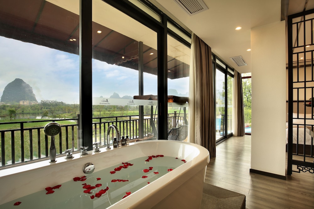 Deluxe Suite, 1 Bedroom, Bathtub, Hill View photo 2