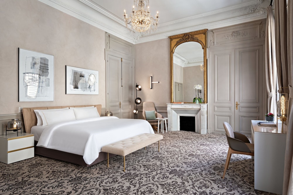 Royal Tower Suite with One King Bed (Non Smoking) photo 1