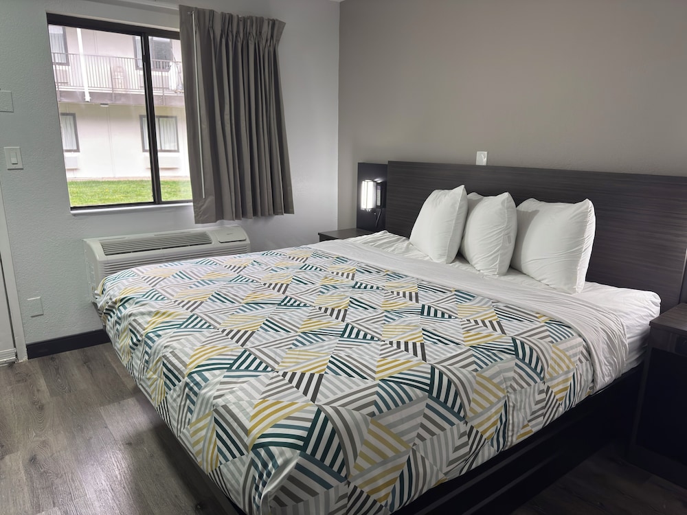 Deluxe Room, 1 King Bed, Smoking, Refrigerator & Microwave