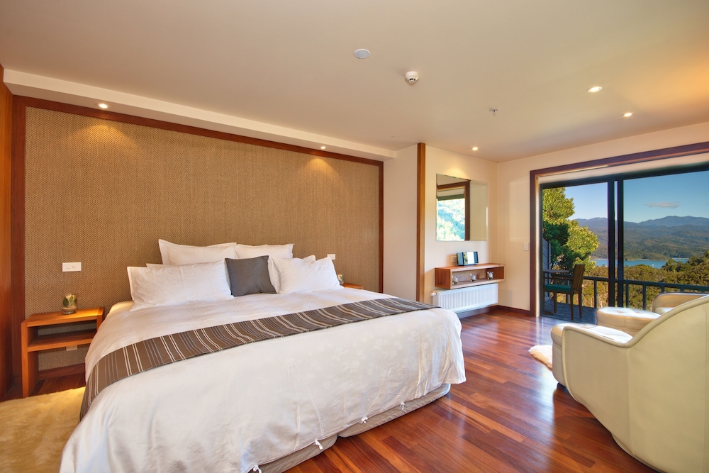 Luxury Room, 1 King Bed, Balcony, Bay View photo 1