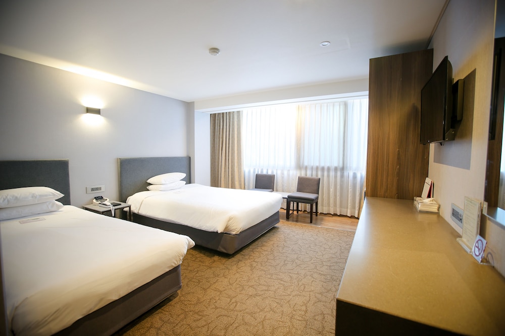 Superior Twin (No Parking, additional fee occurs if number of people booked & staying are different) - Photo 1