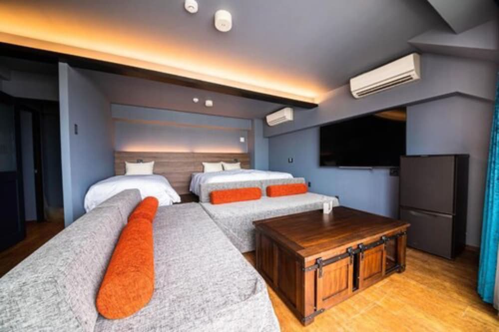 Suite Room with Balcony and Jetted Tab, Non Smoking - Photo 5