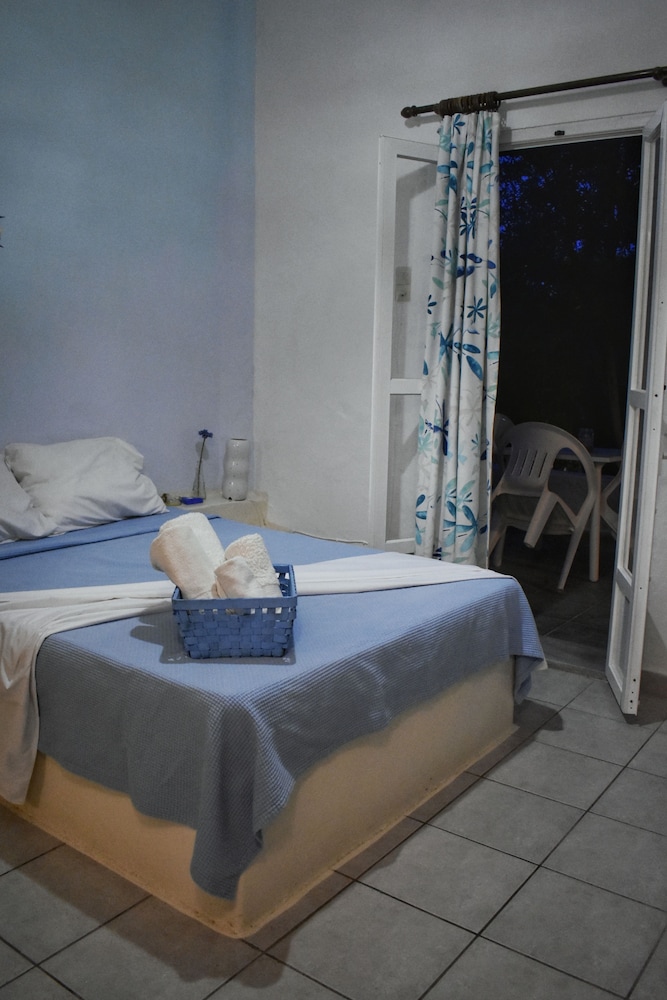 Basic Apartment, Courtyard View