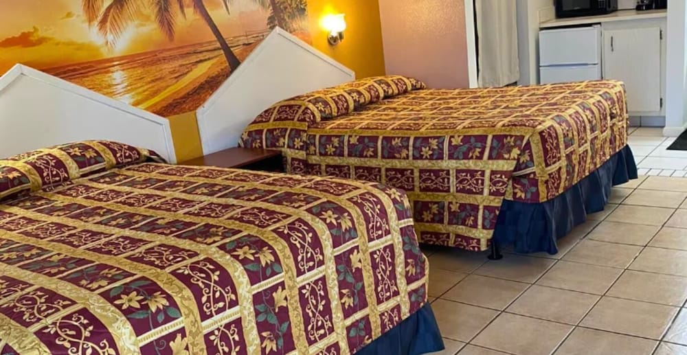 Standard Room, 2 Double Beds, Refrigerator & Microwave
Стандартный номер, 2 двуспальные кровати, холодильник и микроволновая печь
