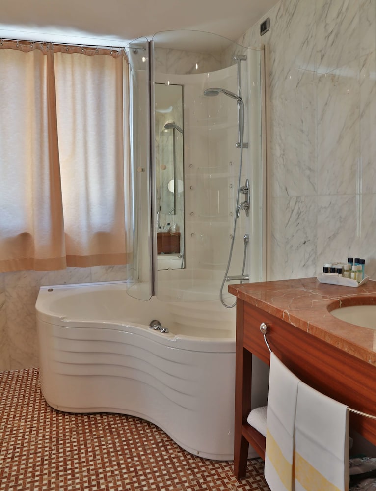 Royal Suite, 1 King Bed - Photo 6