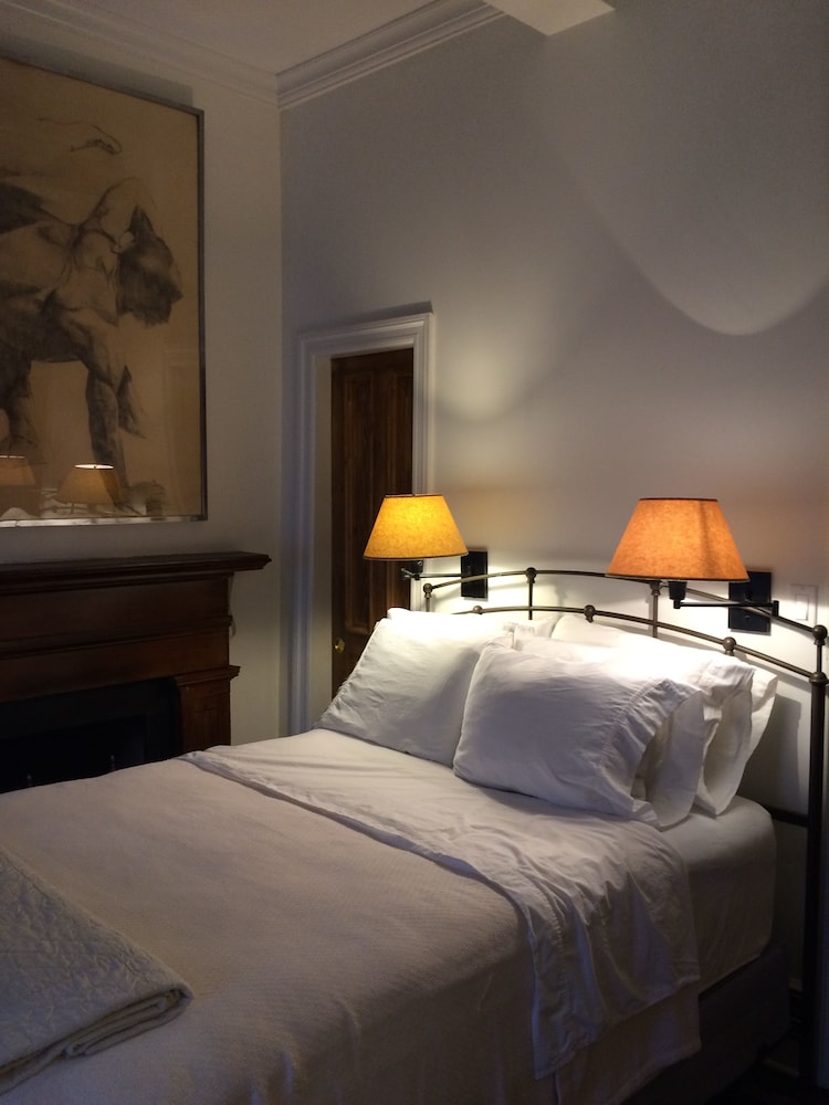 Surrey Room photo 1