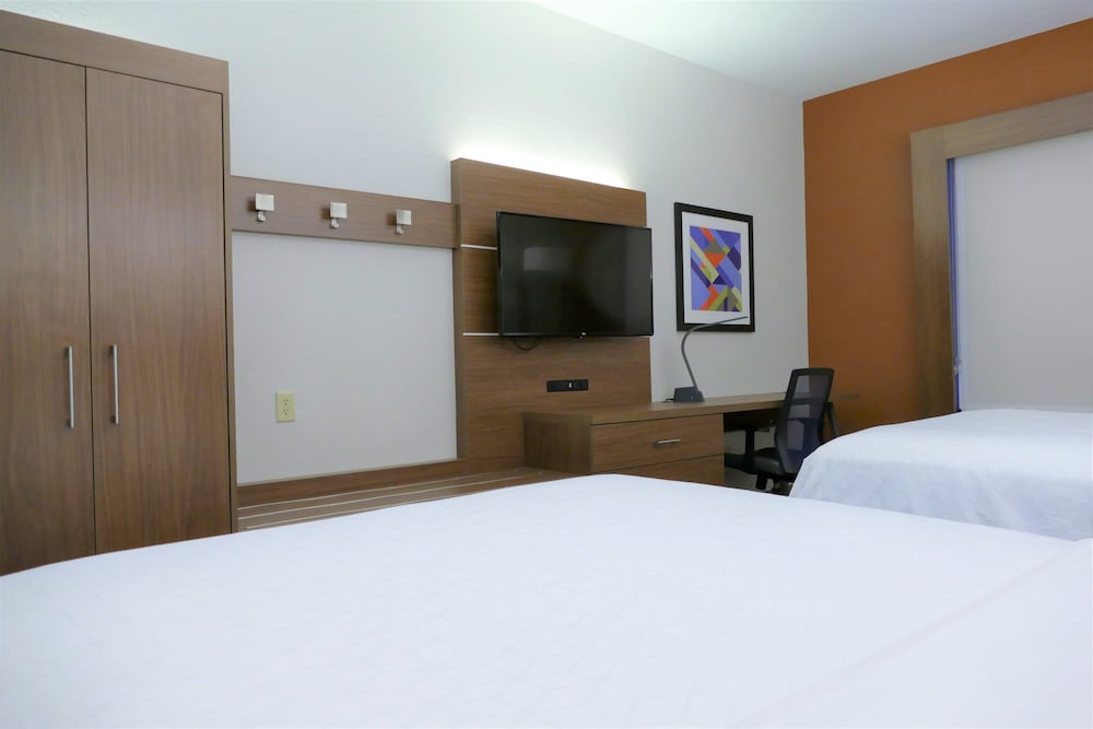 Standard Room, 2 Queen Beds - Photo 1