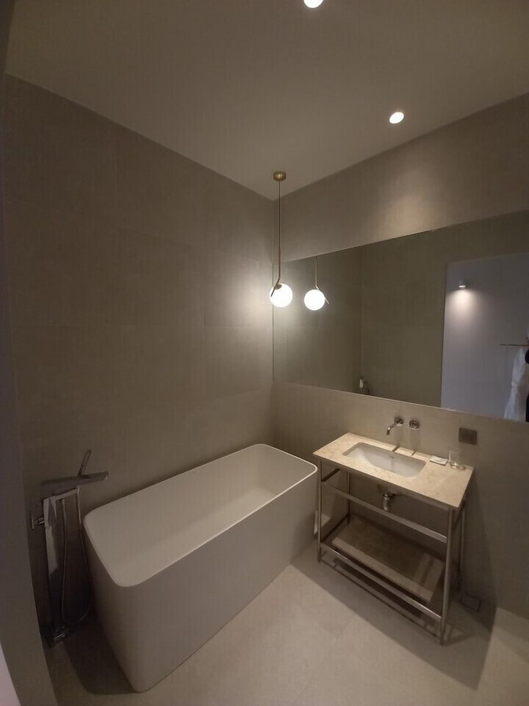 Deluxe Room - Photo 5