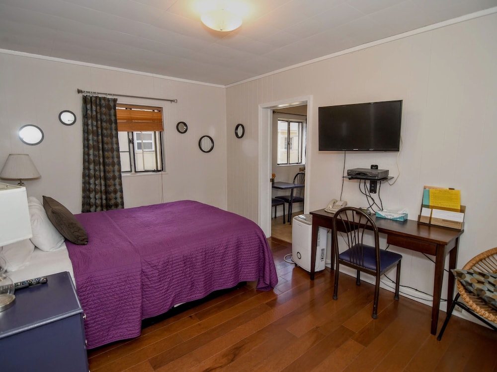 Standard Studio, Ensuite (Single Queen Efficiency) photo 1