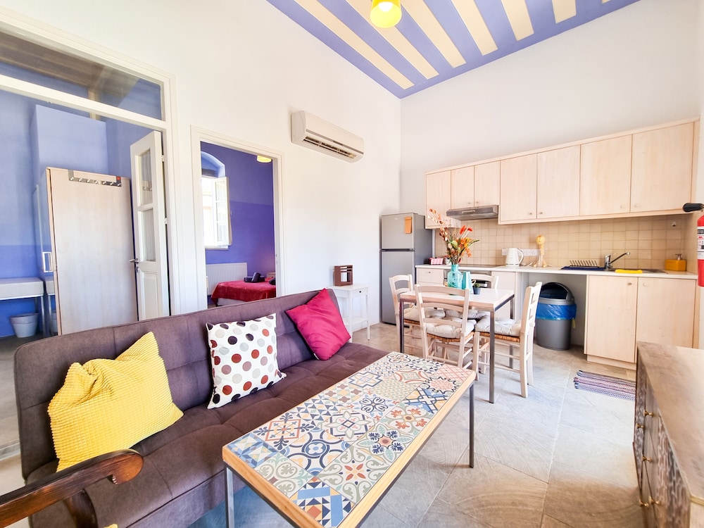 Traditional Apartment photo 2
